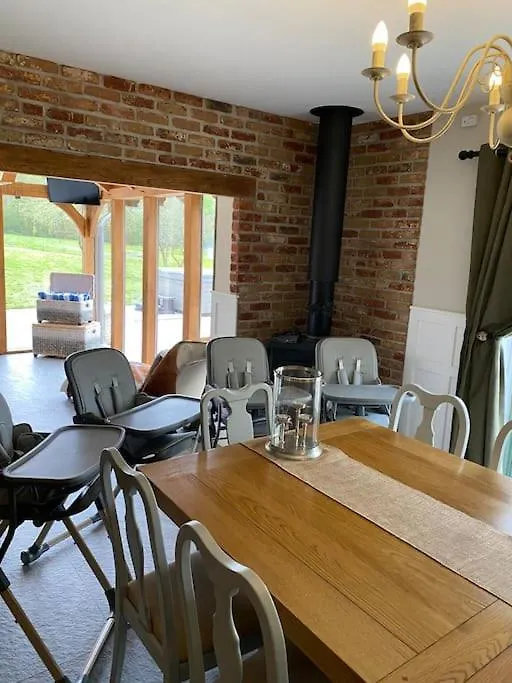 Holiday home Secluded Countryside Home, Hot Tub, Onsite Pub, Pool Table, Sleeps Upto 13, Perfect For A Family Get Together Wimborne Minster
