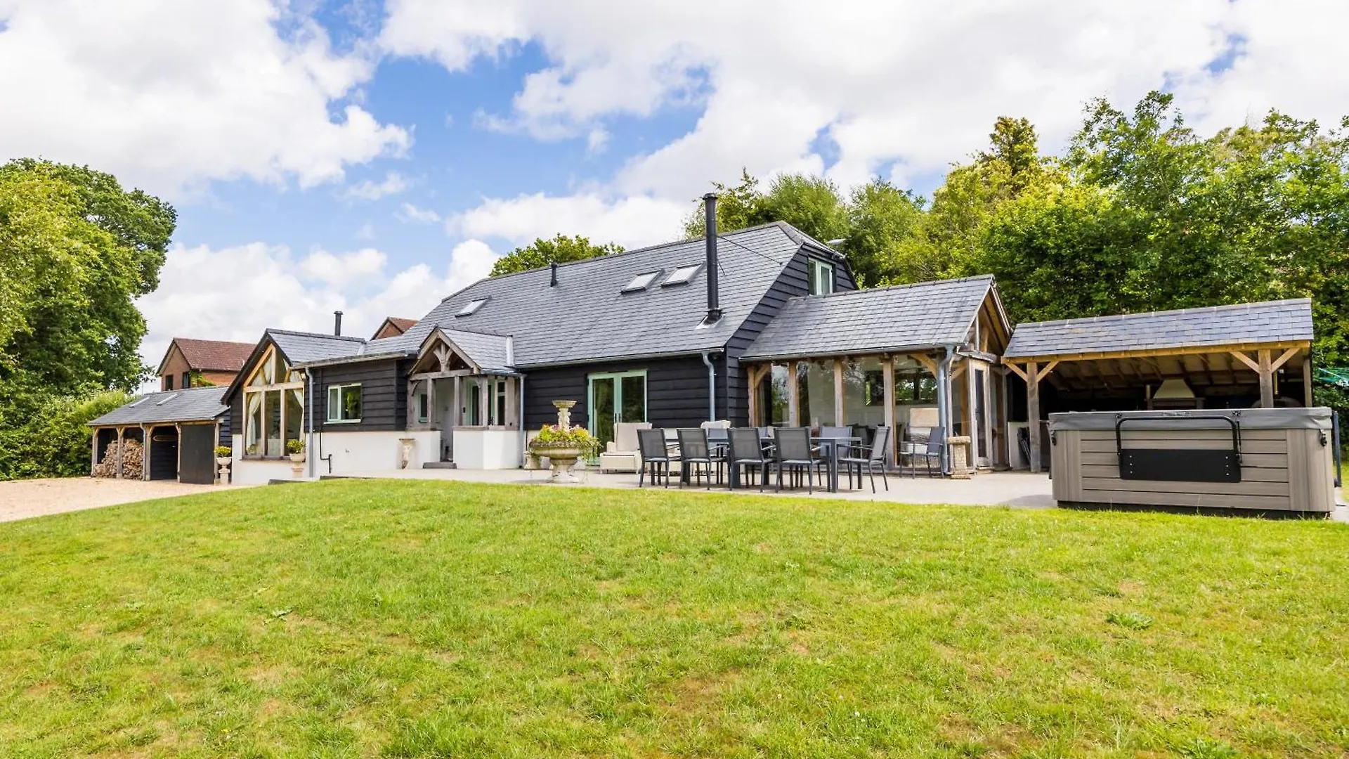 Secluded Countryside Home, Hot Tub, Onsite Pub, Pool Table, Sleeps Upto 13, Perfect For A Family Get Together Wimborne Minster Holiday home